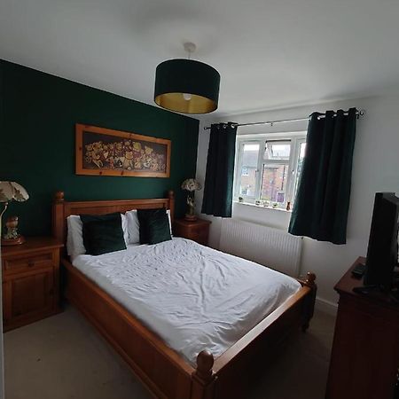 Lovely Rooms In A Quiet Place Of Woking Extérieur photo