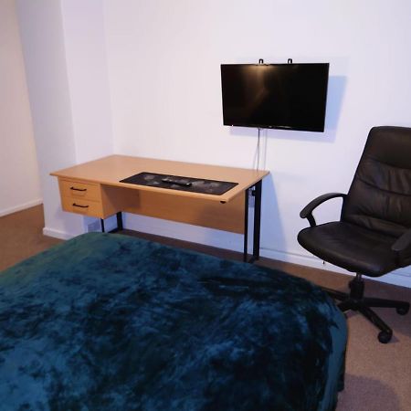 Lovely Rooms In A Quiet Place Of Woking Extérieur photo