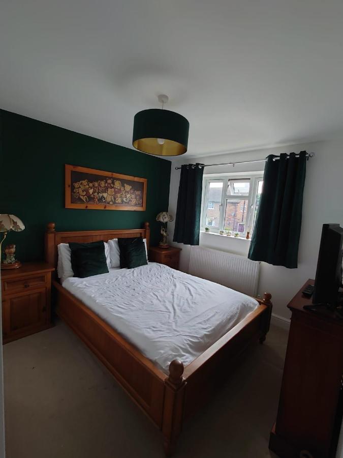 Lovely Rooms In A Quiet Place Of Woking Extérieur photo