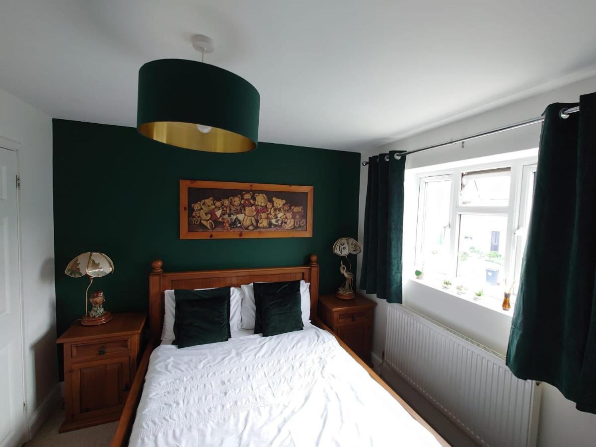 Lovely Rooms In A Quiet Place Of Woking Extérieur photo