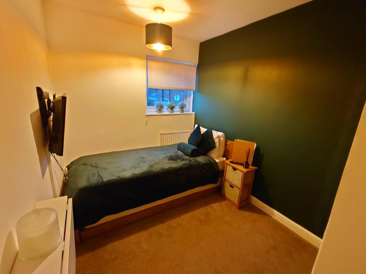 Lovely Rooms In A Quiet Place Of Woking Extérieur photo