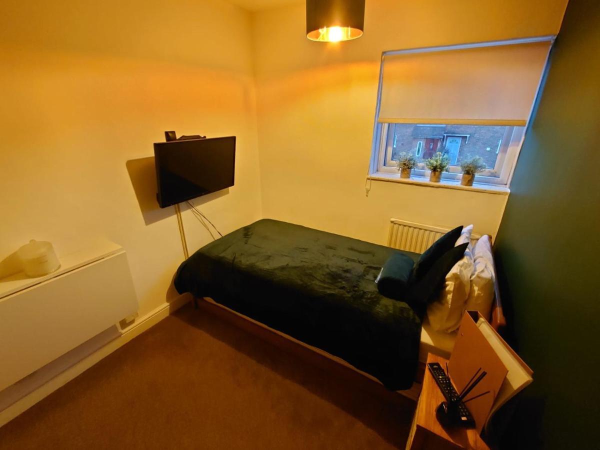 Lovely Rooms In A Quiet Place Of Woking Extérieur photo