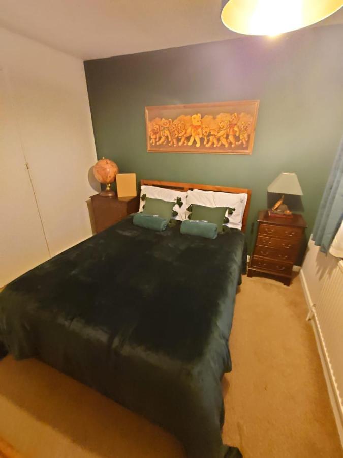 Lovely Rooms In A Quiet Place Of Woking Extérieur photo