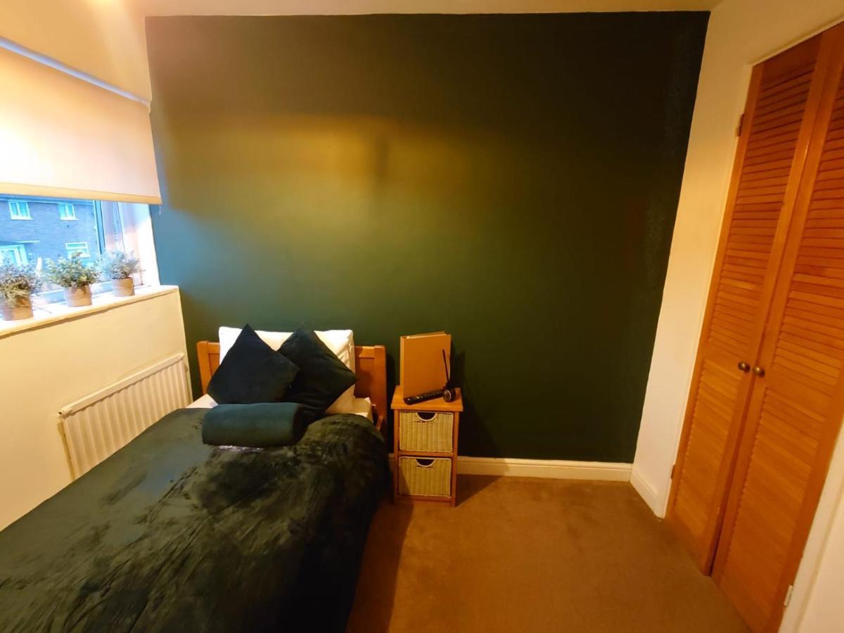 Lovely Rooms In A Quiet Place Of Woking Extérieur photo