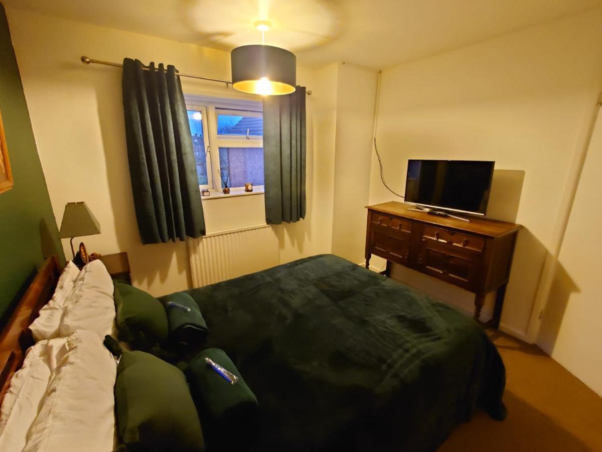 Lovely Rooms In A Quiet Place Of Woking Extérieur photo
