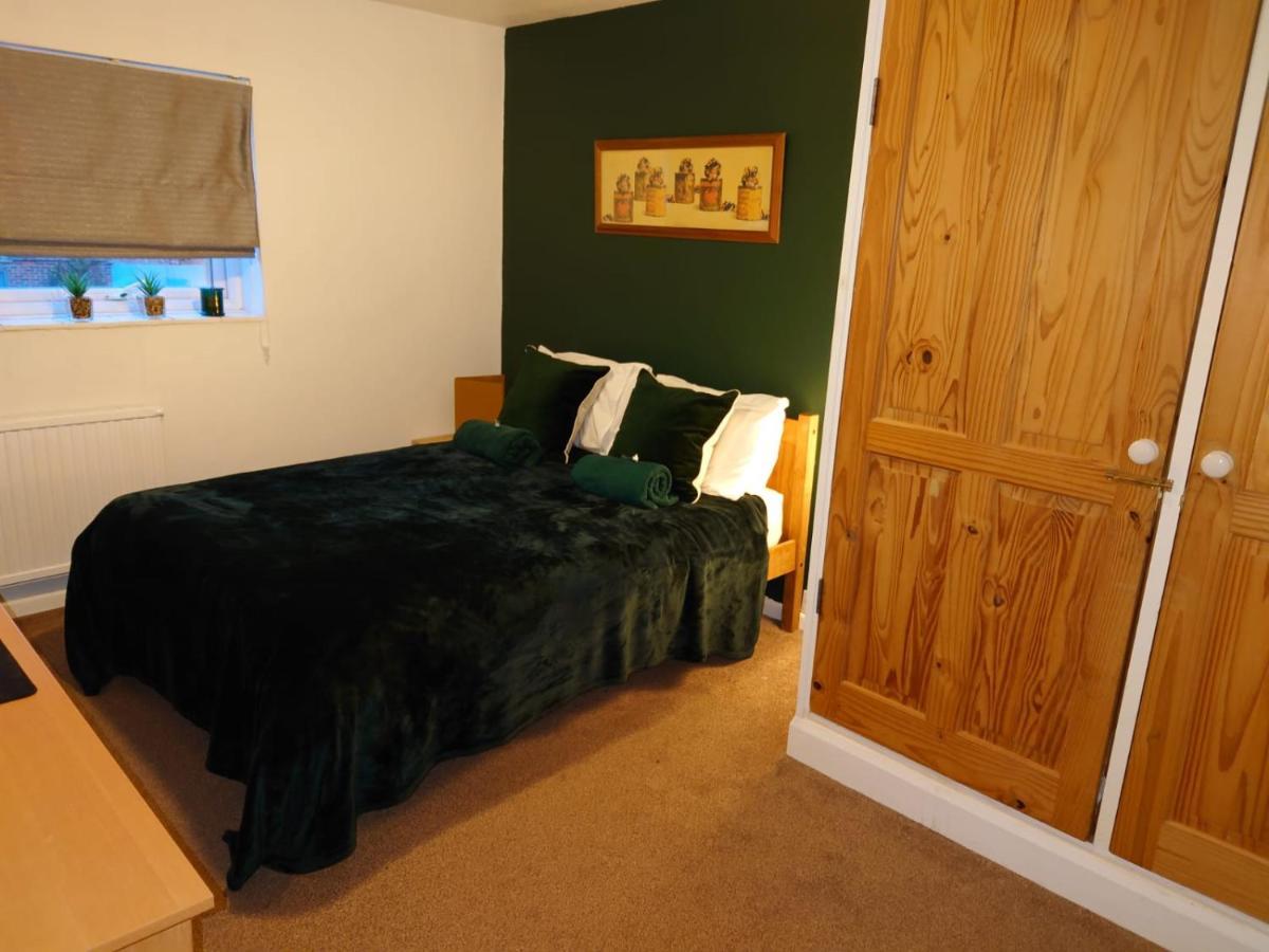 Lovely Rooms In A Quiet Place Of Woking Extérieur photo