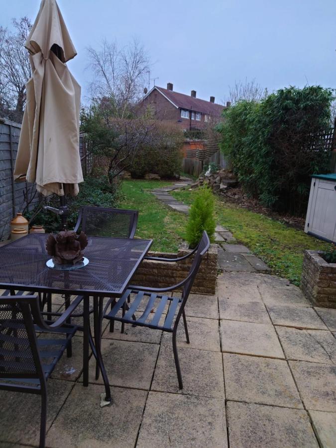 Lovely Rooms In A Quiet Place Of Woking Extérieur photo
