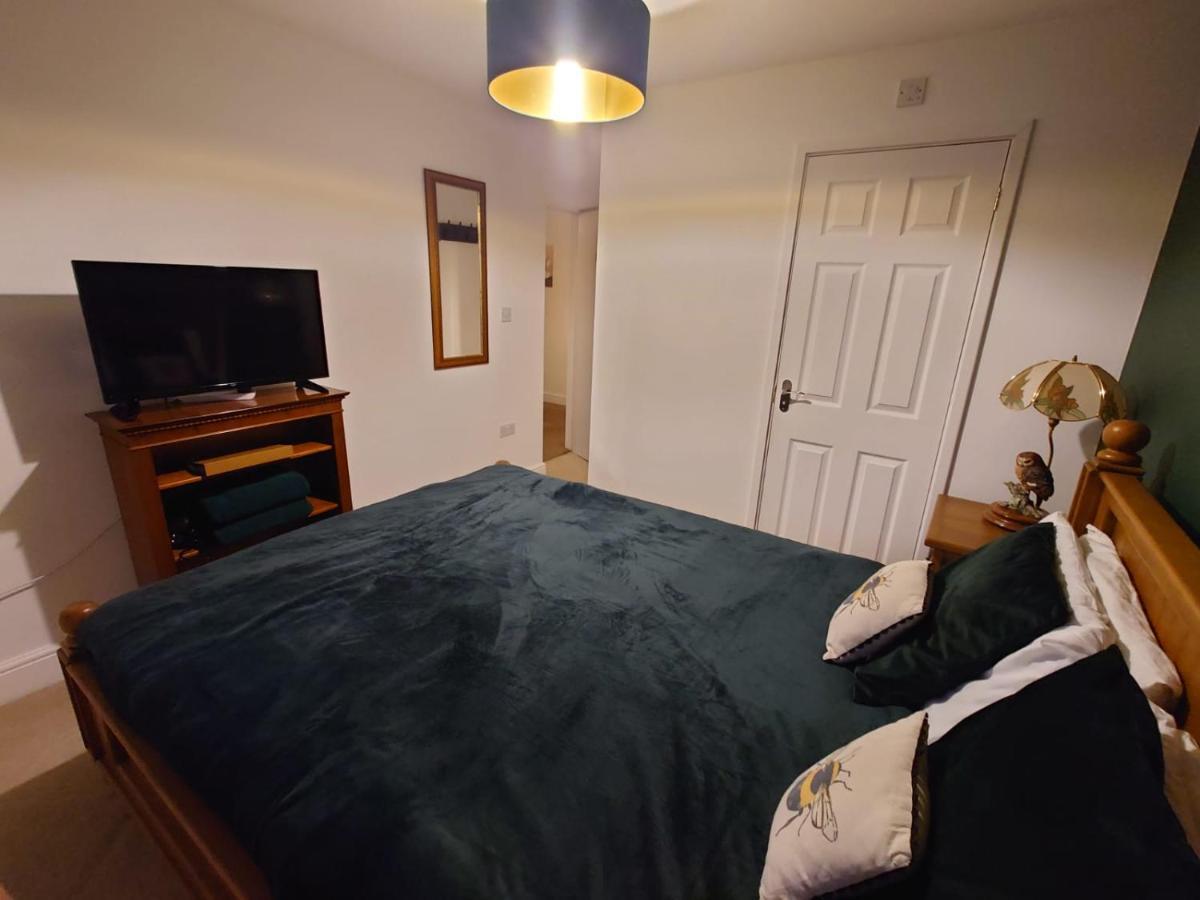 Lovely Rooms In A Quiet Place Of Woking Extérieur photo