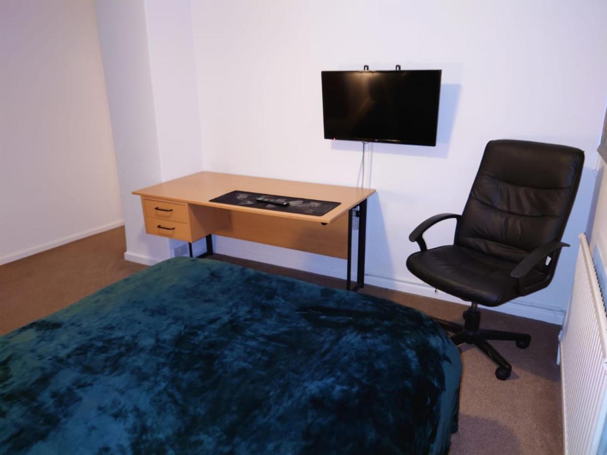 Lovely Rooms In A Quiet Place Of Woking Extérieur photo