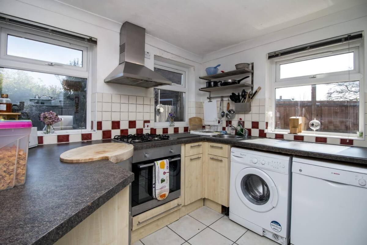 Lovely Rooms In A Quiet Place Of Woking Extérieur photo