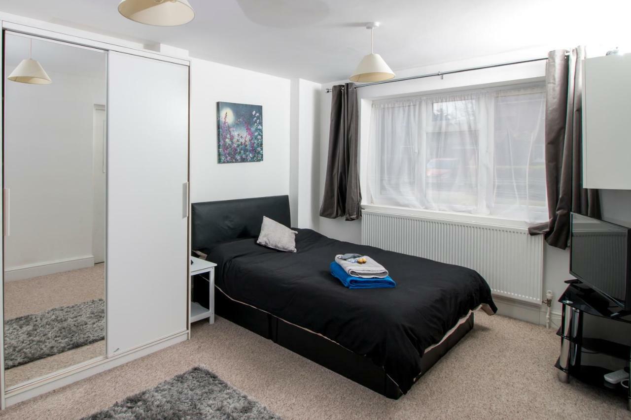 Lovely Rooms In A Quiet Place Of Woking Extérieur photo